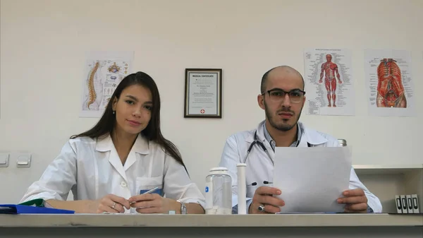 Infirmière souriante et médecin masculin parlant à la caméra — Photo