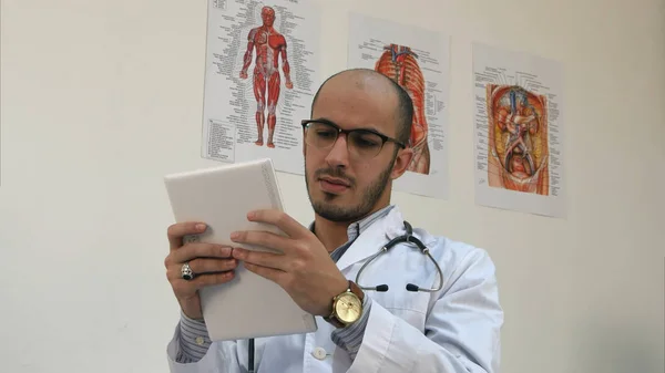 Geconcentreerd mannelijke medische werknemer met behulp van digitale tablet — Stockfoto