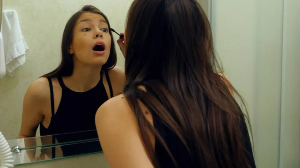 Schönheit Teenager Mädchen Mascara Make-up sehr schnell auftragen, weil sie zu spät ist — Stockfoto