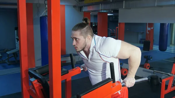 Homem muscular fazendo exercício de peso corporal no ginásio — Fotografia de Stock