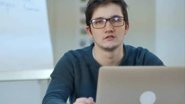 Teenage boy using wifi internet connect in modern commercial center — Stock Photo, Image