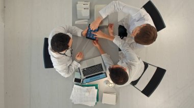 Xray tablete arayan hekimlerin üstten görünüm