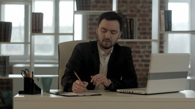 Genç Yöneticisi eline bakarak