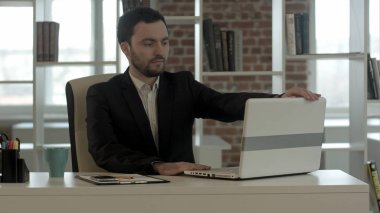 işadamı not defterinde office ile iş, yakın dizüstü bitmiş