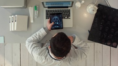 Tıbbi xray arabirimde karşı tablet pc kullanarak adam üstten görünüm