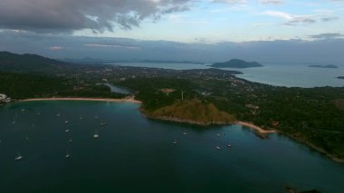 Helikopter uçmak eski balıkçı köyü Phuket yakınındaki bir koyda demirlemiş yat üzerinde