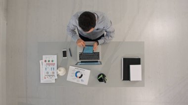 Timelapse tablet bilgisayar ile çalışma iş adamı. Üstten Görünüm