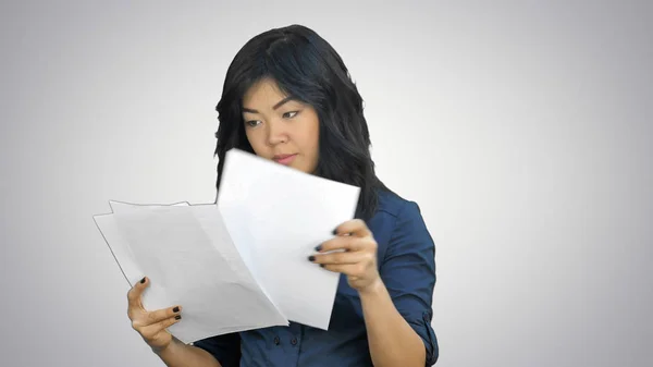 Asiático negocios mujeres buscando documento archivo en su mano en blanco fondo — Foto de Stock