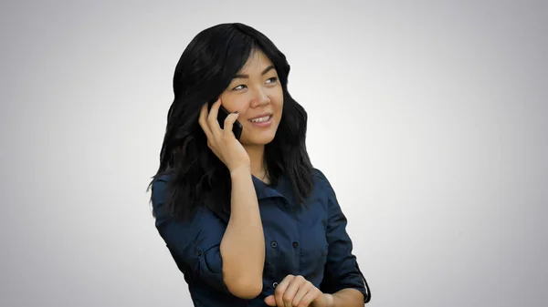 Positivo e feliz ásia mulher falando no um celular no branco fundo — Fotografia de Stock