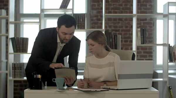 Pengusaha terkonsentrasi menggunakan tablet digital dalam pertemuan di kantor — Stok Foto