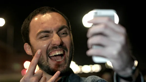 Grappige mens is het nemen van een selfie met een smartphone — Stockfoto