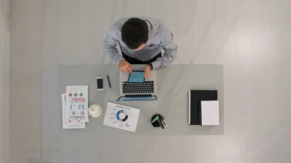 Timelapse Homme d'affaires travaillant avec un ordinateur tablette. Vue du dessus — Photo