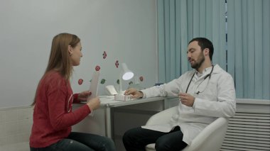 Doktor için yeni ürün sunma güzel tıbbi temsilcisi