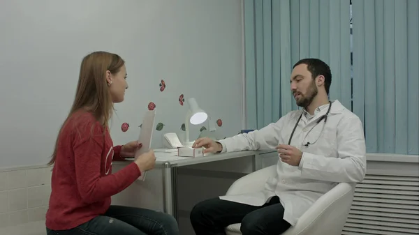 Doktor için yeni ürün sunma güzel tıbbi temsilcisi