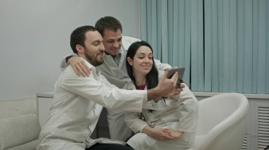 Selfie hep birlikte bir tıbbi ofis alarak hekimlerin