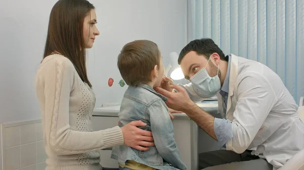 Pediatra chequeando garganta de niño — Foto de Stock