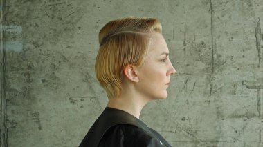 Saç kesimi. Saç modeli. Kısa ile güzel Model 