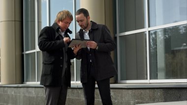 iş ortakları toplantısında Touchpad kullanarak