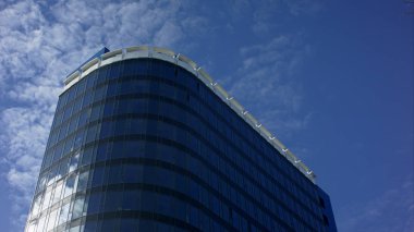 Timelapse gökdelen ve gökyüzü