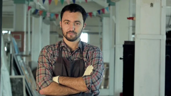 Kolları haddeleme endüstriyel ahşap fabrikasında işçiler.