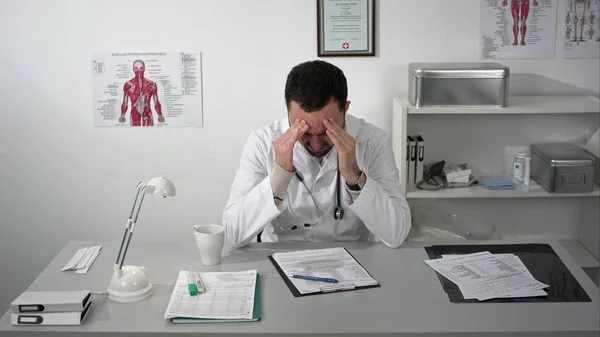 Trött läkare vid medicinska skåp — Stockfoto