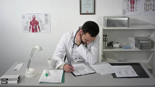 累了的医生与颈部疼痛在办公室里的人 — 图库照片