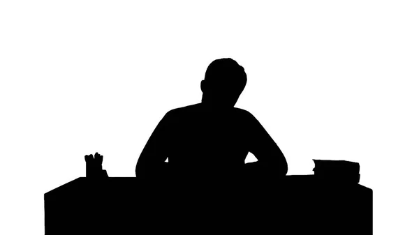 Silhouette Un giovane che legge un libro sul laptop — Foto Stock