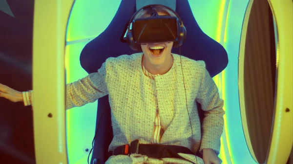 Sorprendida joven mujer experimentando la realidad virtual por primera vez —  Fotos de Stock