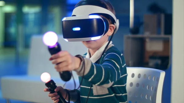 Μικρό αγόρι με εικονική πραγματικότητα χειριστήρια κίνησης έχοντας ενυπωσιακή εμπειρία gaming — Φωτογραφία Αρχείου