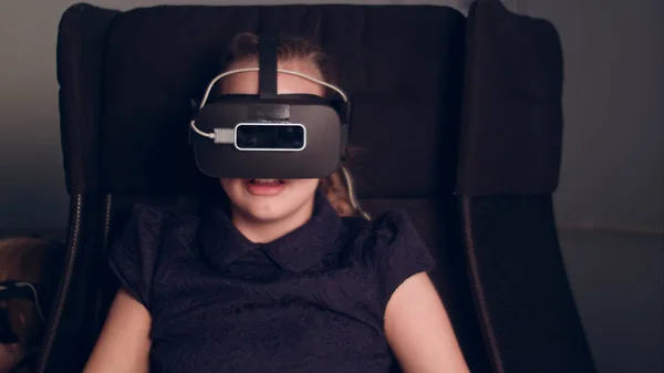 Malé dítě dívka hrát hru ve virtuální realita brýle — Stock fotografie