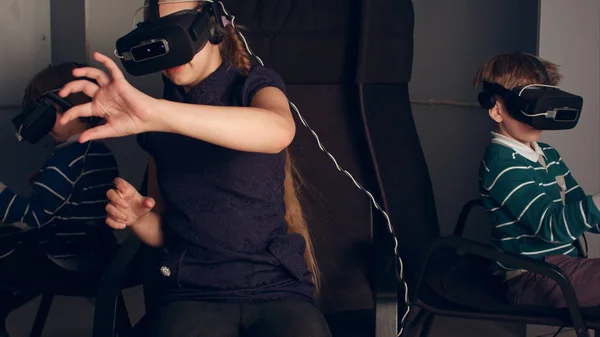 Tre bambini piccoli in auricolari vr godendo di gioco di realtà virtuale — Foto Stock
