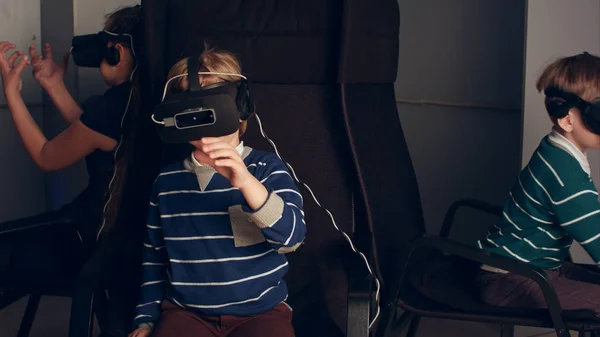 Dos chicos y una chica jugando realidad virtual juego —  Fotos de Stock