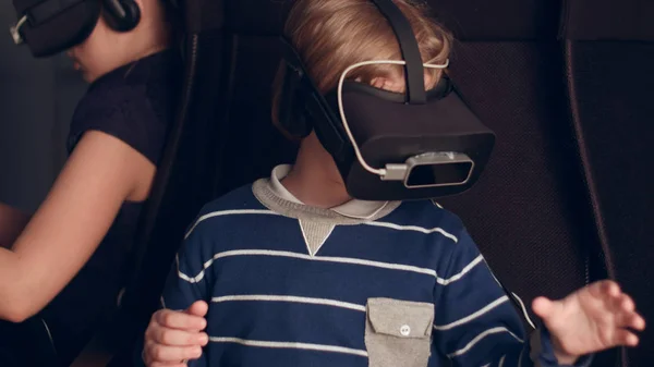 Niños disfrutando de atracción de realidad virtual —  Fotos de Stock