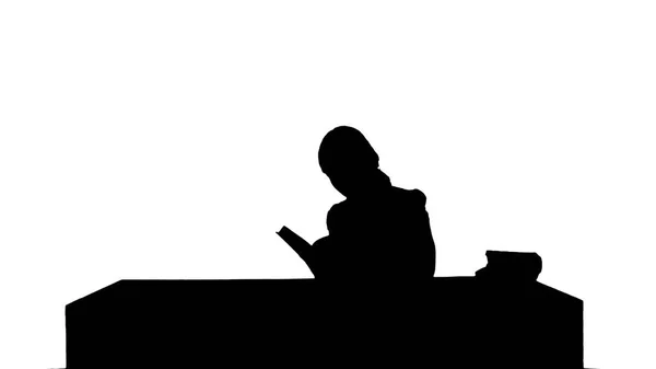 Vrouwelijke student silhouet lezen van een boek voor het vinden van informatie — Stockfoto