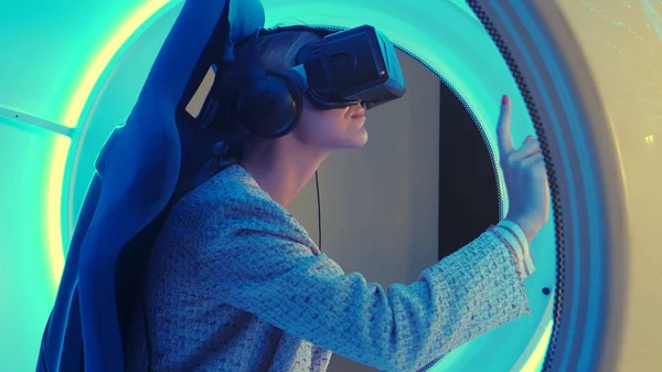 Joven hembra en realidad virtual juego de selección de auriculares para la sesión vr —  Fotos de Stock