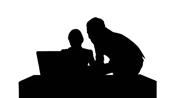 Silhouette Geschäftsleute treffen sich am Tisch mit Laptop — Stockfoto