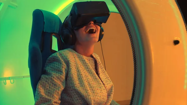 Mujer joven emocionada disfrutando de la atracción de realidad virtual —  Fotos de Stock