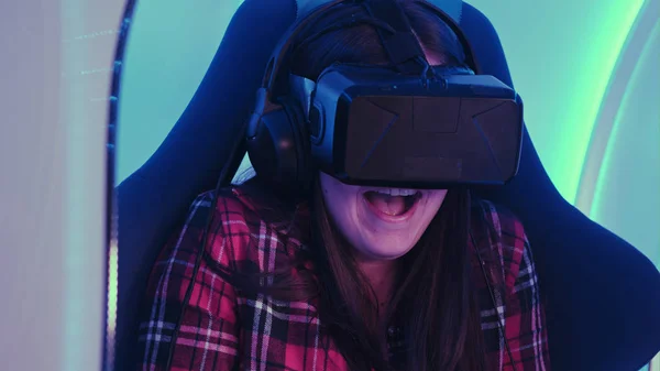 Chica joven mirando a través de dispositivo de realidad virtual y sensación de miedo — Foto de Stock
