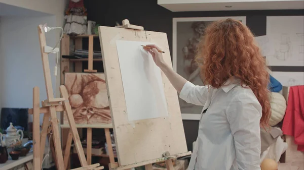 Studente donna che lavora su un nuovo dipinto in classe d'arte — Foto Stock