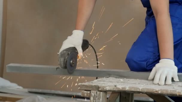 Trabajador industrial de corte de metal con muchas chispas afiladas en el sitio de construcción — Vídeo de stock