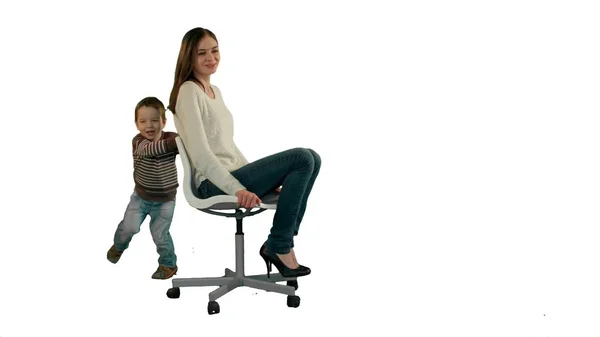 Retrato encantador de uma mãe e filho no fundo branco isolado — Fotografia de Stock