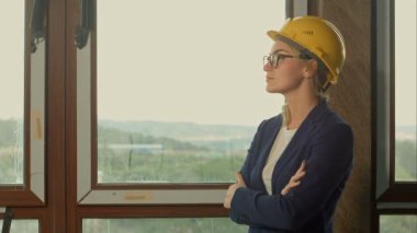 Genç mimar ile sarı bir kask yeni ev çalışma