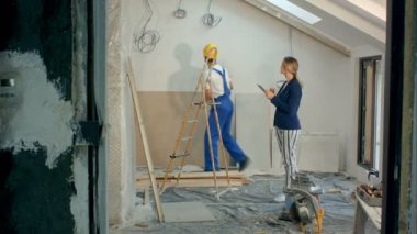 Dijital tablet kullanarak şantiye kontrol inşaat müdürü