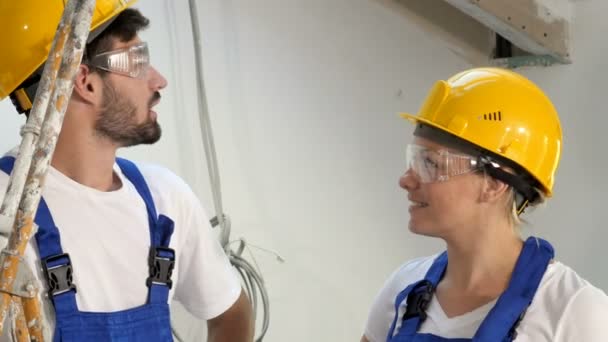 Equipo de ingenieros discutiendo temas de construcción en el sitio de construcción — Vídeos de Stock