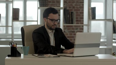 işadamı klavye komik gözlüklerini yazarak