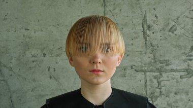 Moda sarışın kadın portre. Sarı saçlı. Saç modeli. Saç kesimi. Makyaj.