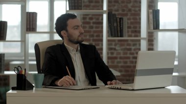 oturan işadamı bir ofiste düşünme ve zihninde yeni bir fikrim var.