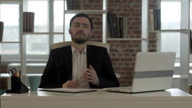 yukarıya bakıp planlama ofisinde oturan genç iş adamı