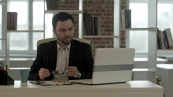 Empresario en gafas divertidas escribir en el teclado tiene muy buena idea — Foto de Stock