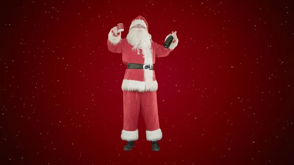 Santa życząc Wesołych Świąt i pić szampana na czerwonym tle z śniegu — Zdjęcie stockowe